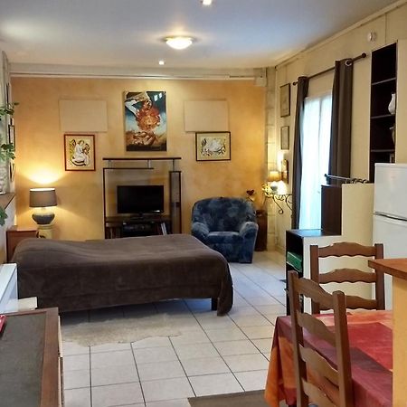 Logement Tranquille Et Frais Proche Gare Au Rdc Saumur Exterior foto